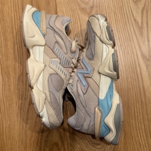 New Balance Women's Sneakers in Beige Pink and Light Blue - Picture 11 of 12